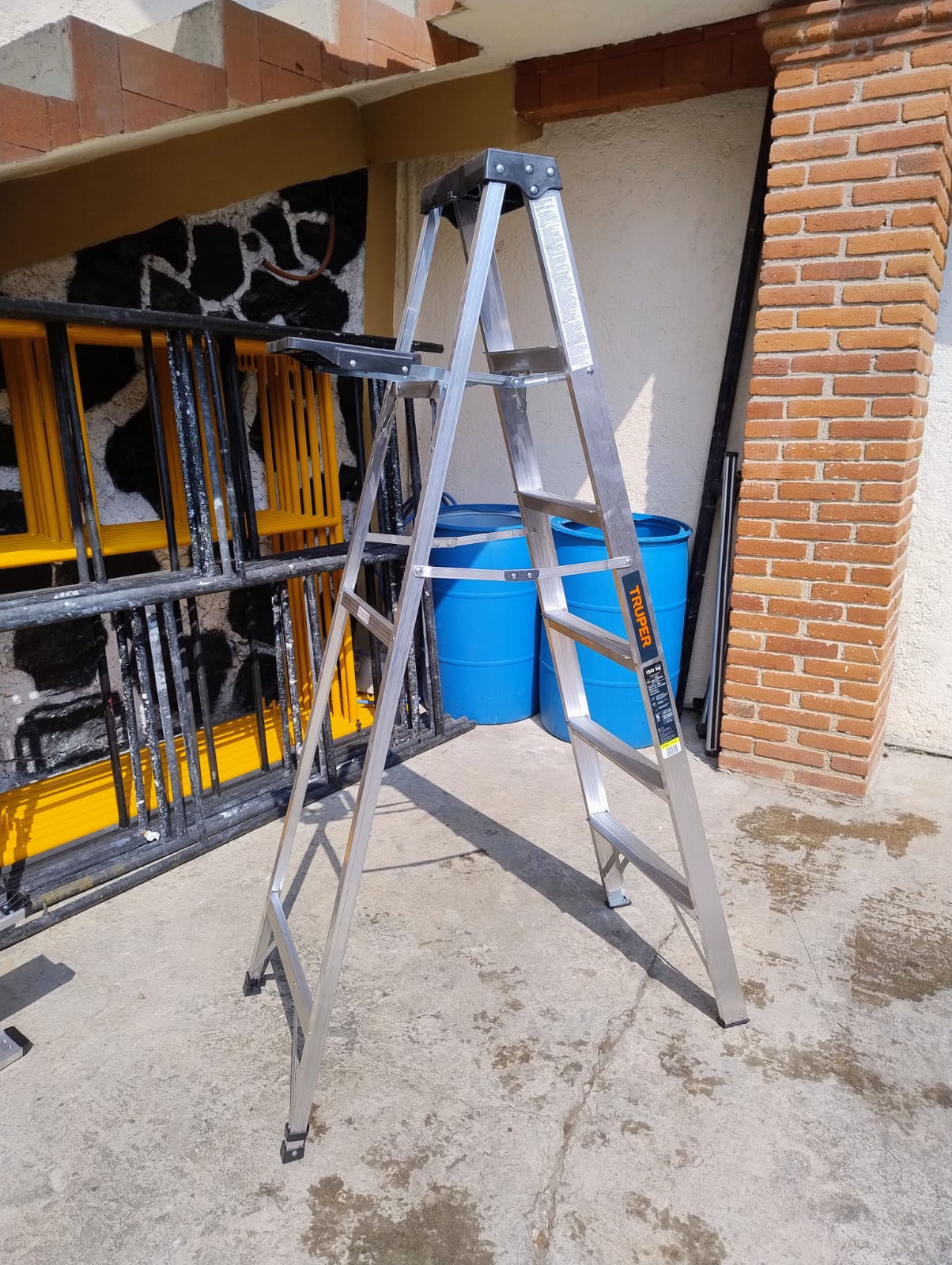 Escalera tipo tijera con plataforma